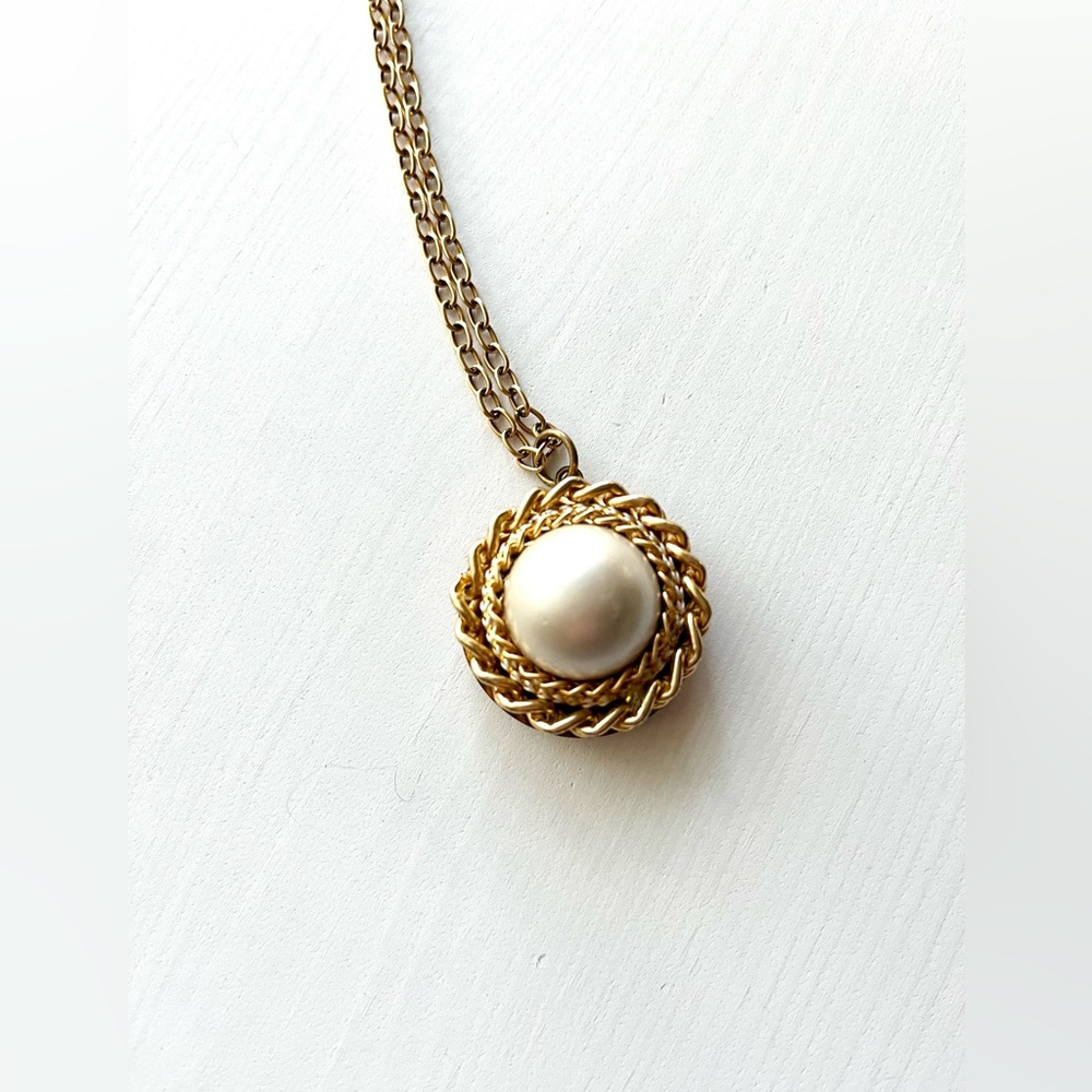 Urban Outfitters Long Gold Pearl Necklace - Picture 3 of 4